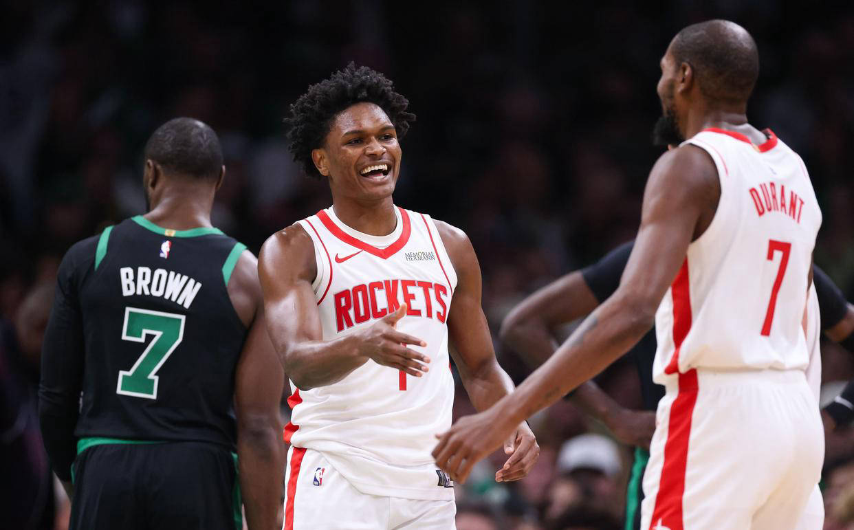 足球国足训练课发生小插曲，球员被逗笑（国足训练课现小趣事，队员忍俊不禁）