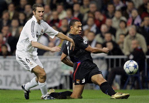 镜报：英超俱乐部密切关注维尼修斯，曼联利物浦都曾对他有意（镜报：英超多队盯上维尼修斯，曼联与利物浦曾表达兴趣）