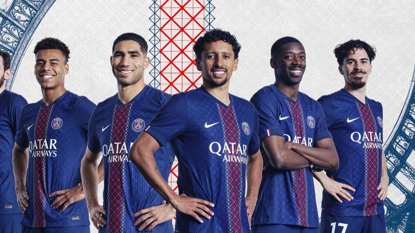 一家人都太美了！瓦妮莎晒与三个女儿圣诞合照：节日快乐（瓦妮莎分享与三女儿的圣诞合影，全家高颜值送上节日祝福）