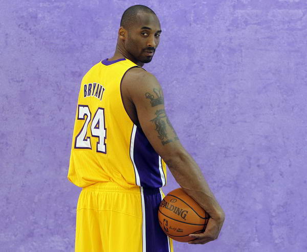 某国脚飞行十小时赶回备战（某国脚长途飞行10小时火速归队备战）