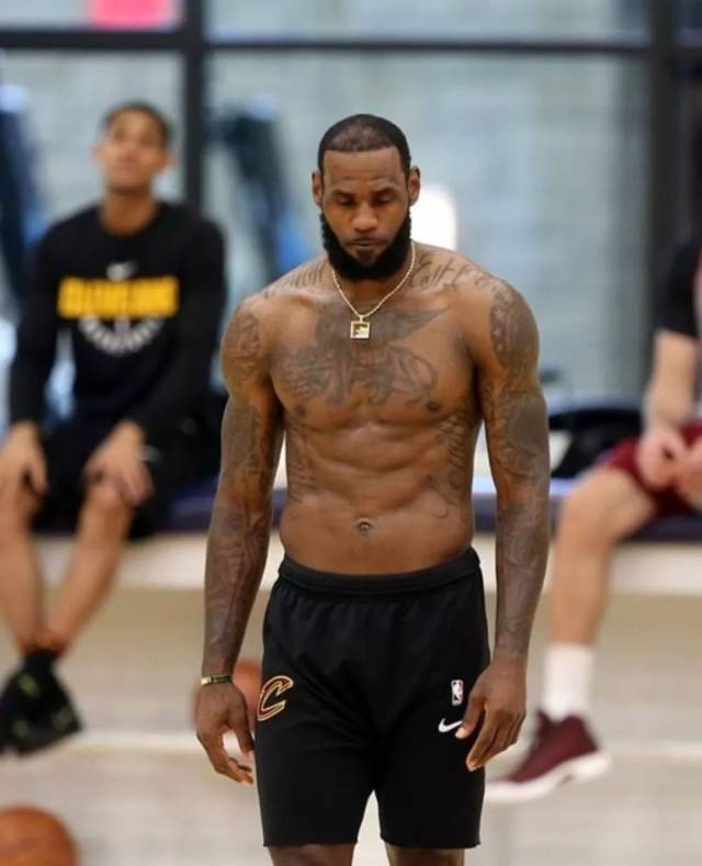 巴黎人报关注蓉城罚单：中国俱乐部因球迷种族歧视对方球员被罚6万欧（法媒《巴黎人报》聚焦：蓉城因球迷对对手球员实施种族歧视被罚6万欧）