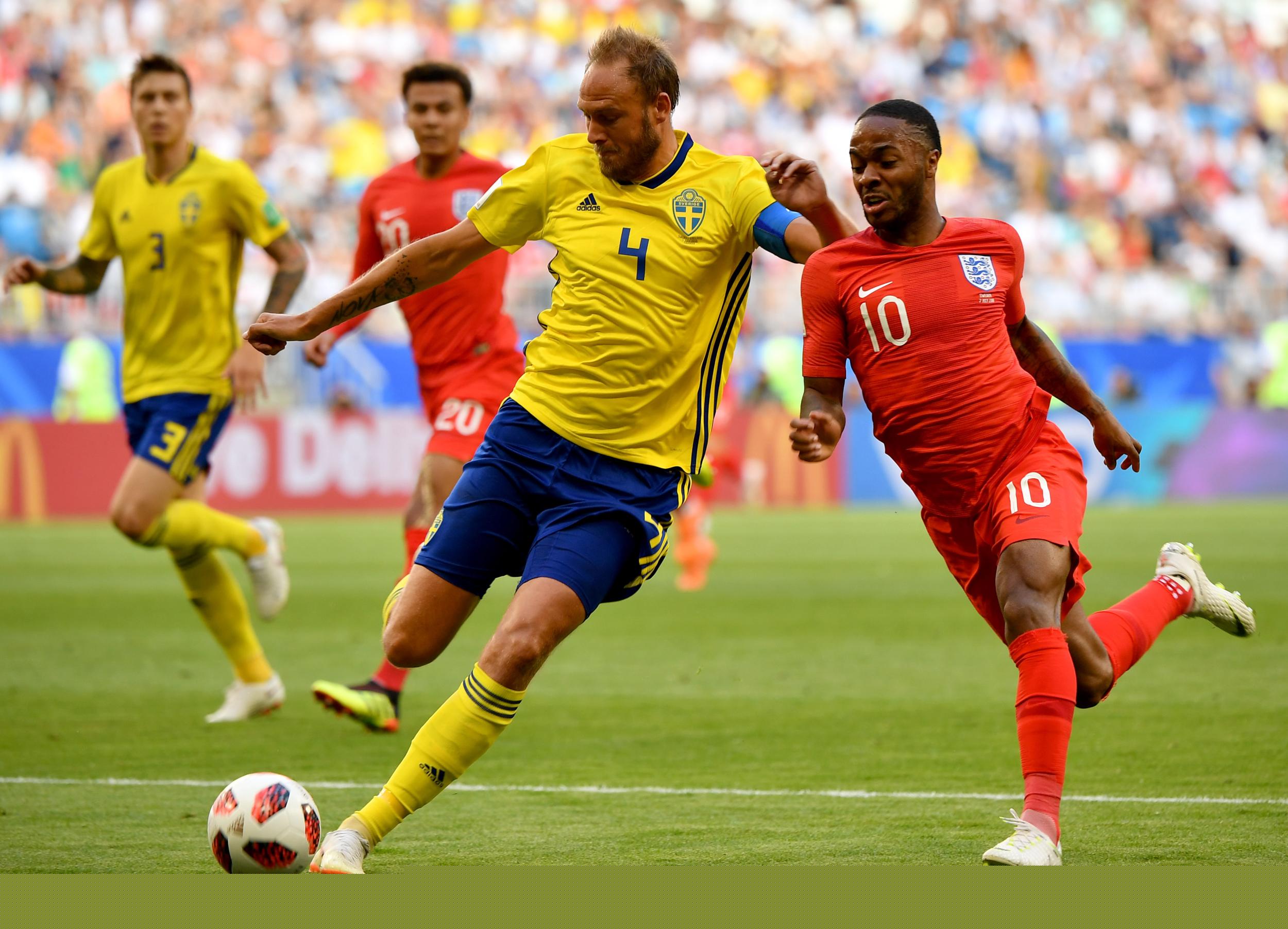 巴萨第六次欧冠单场上半时染红，阿劳霍两度上榜（欧冠赛场巴萨第六次上半场吃红牌，阿劳霍两度在列）