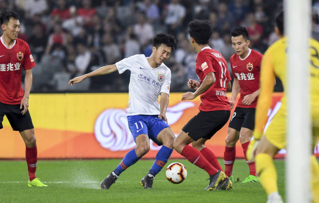 2025中足联颁奖：张志雄、彭啸分获中甲乙最佳青年球员（2025中足联颁奖典礼：张志雄、彭啸分别荣膺中甲、中乙最佳青年球员）