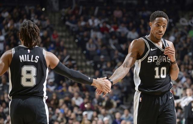 世界冠军黄雅琼、刘雨辰举行婚礼，樊振东、汪顺送上视频祝福（黄雅琼、刘雨辰喜结连理，樊振东、汪顺视频送祝福）