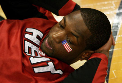 杜兰特篮下强打稳定胜局（杜兰特内线统治锁定胜局）