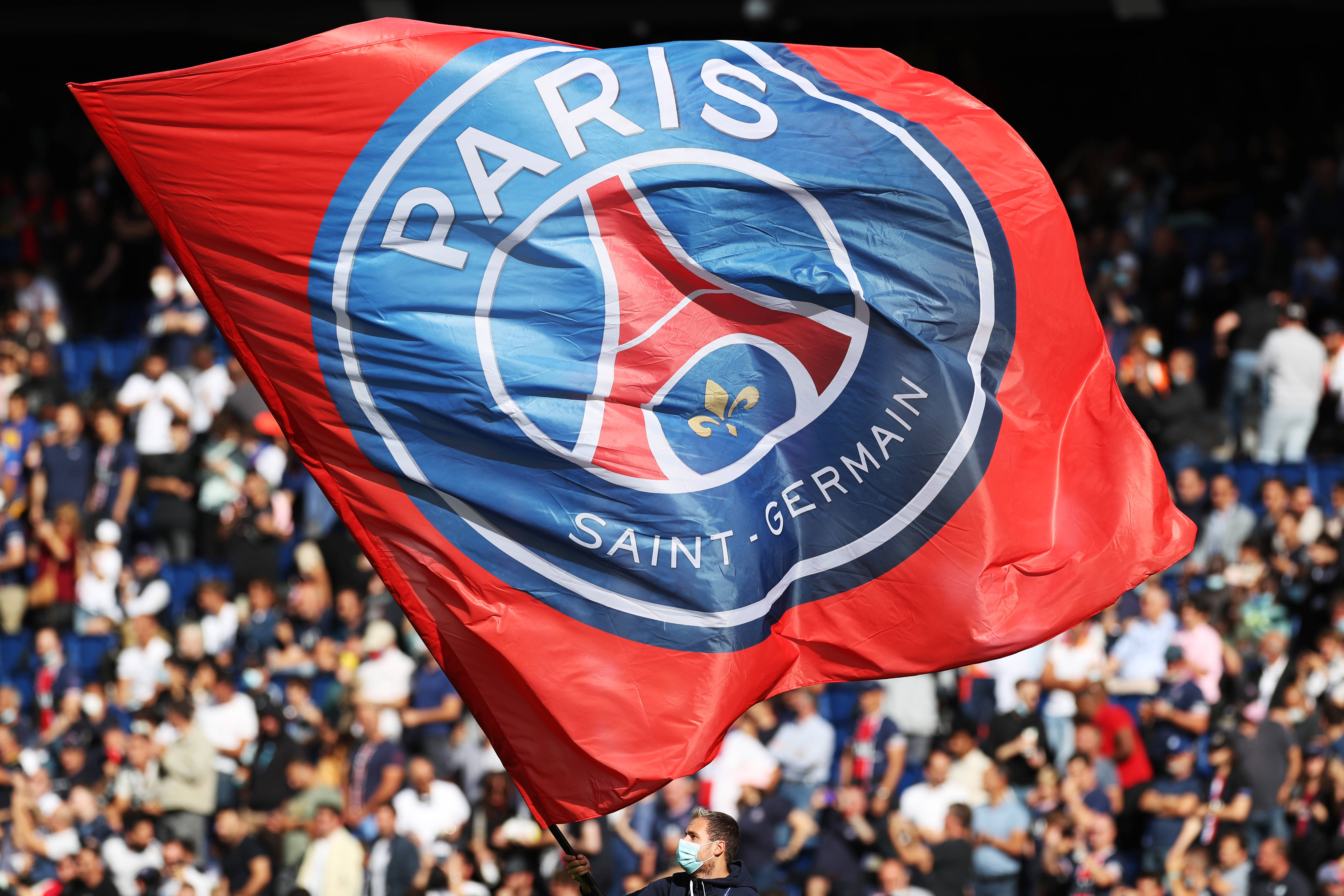 愿无大碍！英冠查尔顿vs朴茨茅斯因看台球迷昏迷不醒腰斩（祈愿平安！英冠查尔顿对阵朴茨茅斯因看台球迷昏迷比赛中止）