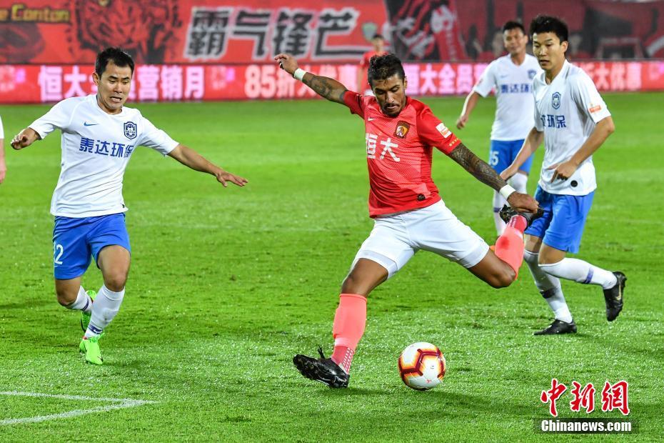 庞峥麟表现抢眼，助力球队上半场保持领先（庞峥麟发挥出色，助球队半场领先）