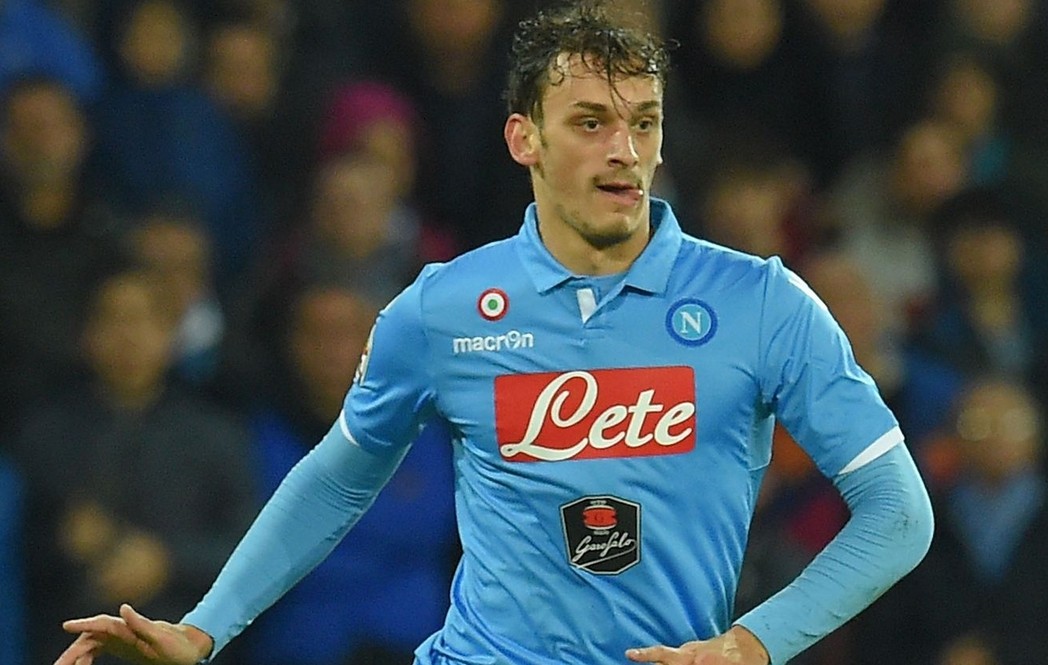 很隐蔽！所罗门暗肘击中王哲林 被裁判补吹违体犯规（所罗门隐蔽肘击王哲林，裁判回看补判违体犯规）