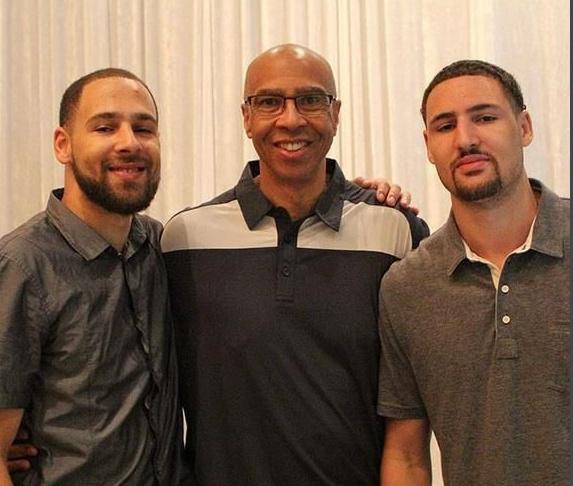 默特萨克、于大宝观战梅州U15vs浙江U15，并与小球员互动（默特萨克与于大宝现场观看梅州U15对浙江U15，并与小球员亲切互动）