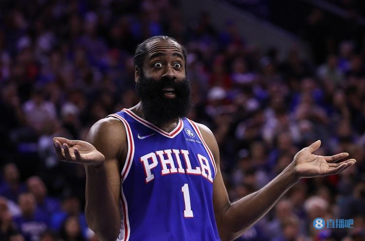 詹姆斯两双数据跻身队史前十，湖人负马刺止步NBA杯八强（詹姆斯砍两双升至队史前十，湖人不敌马刺止步NBA杯八强）