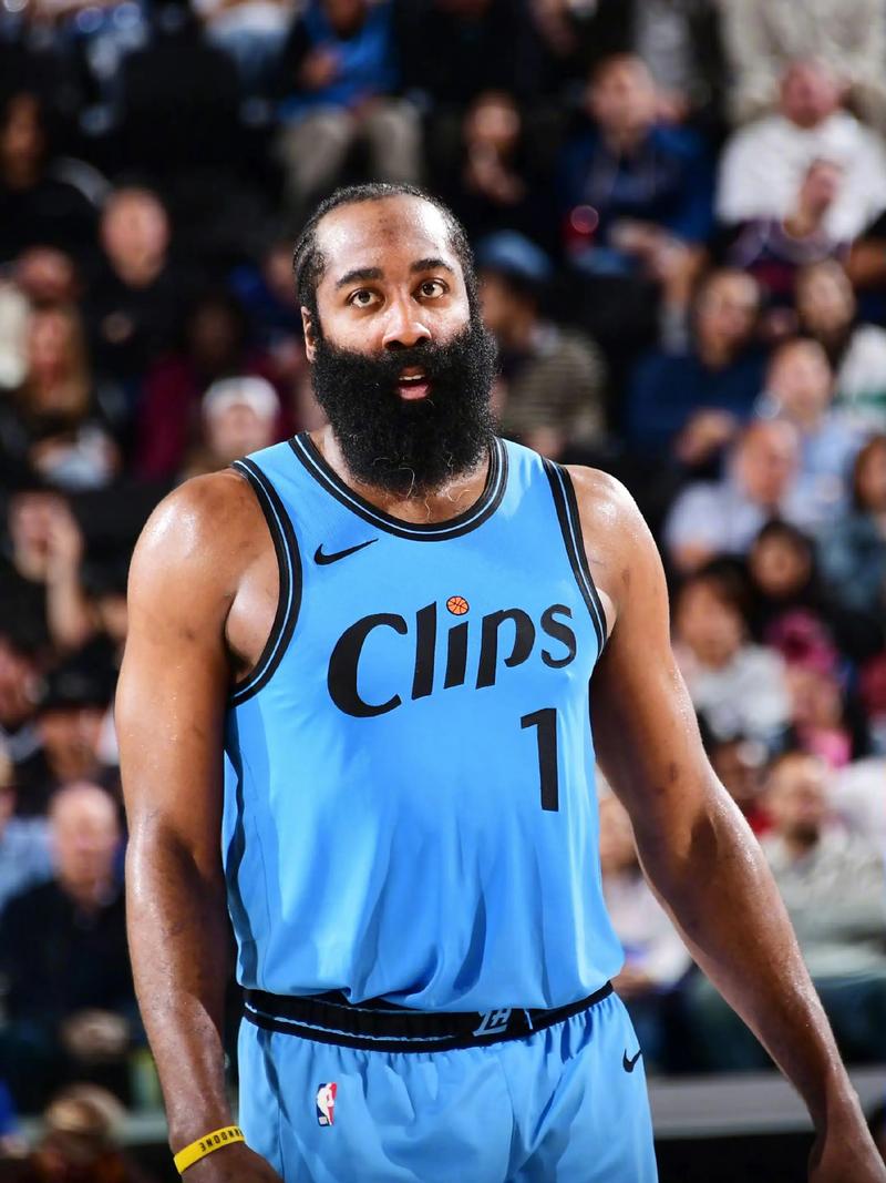 库明加：不关心交易流言 只想上场去竞争去帮助球队（库明加：无视交易传闻，只想上场拼搏并为球队做贡献）